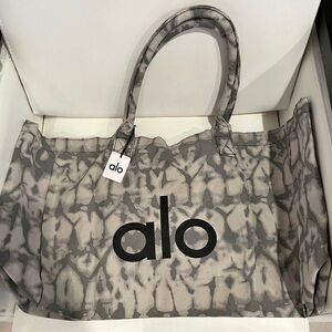 ALO Yoga Gray Tote Bag with Textured Design